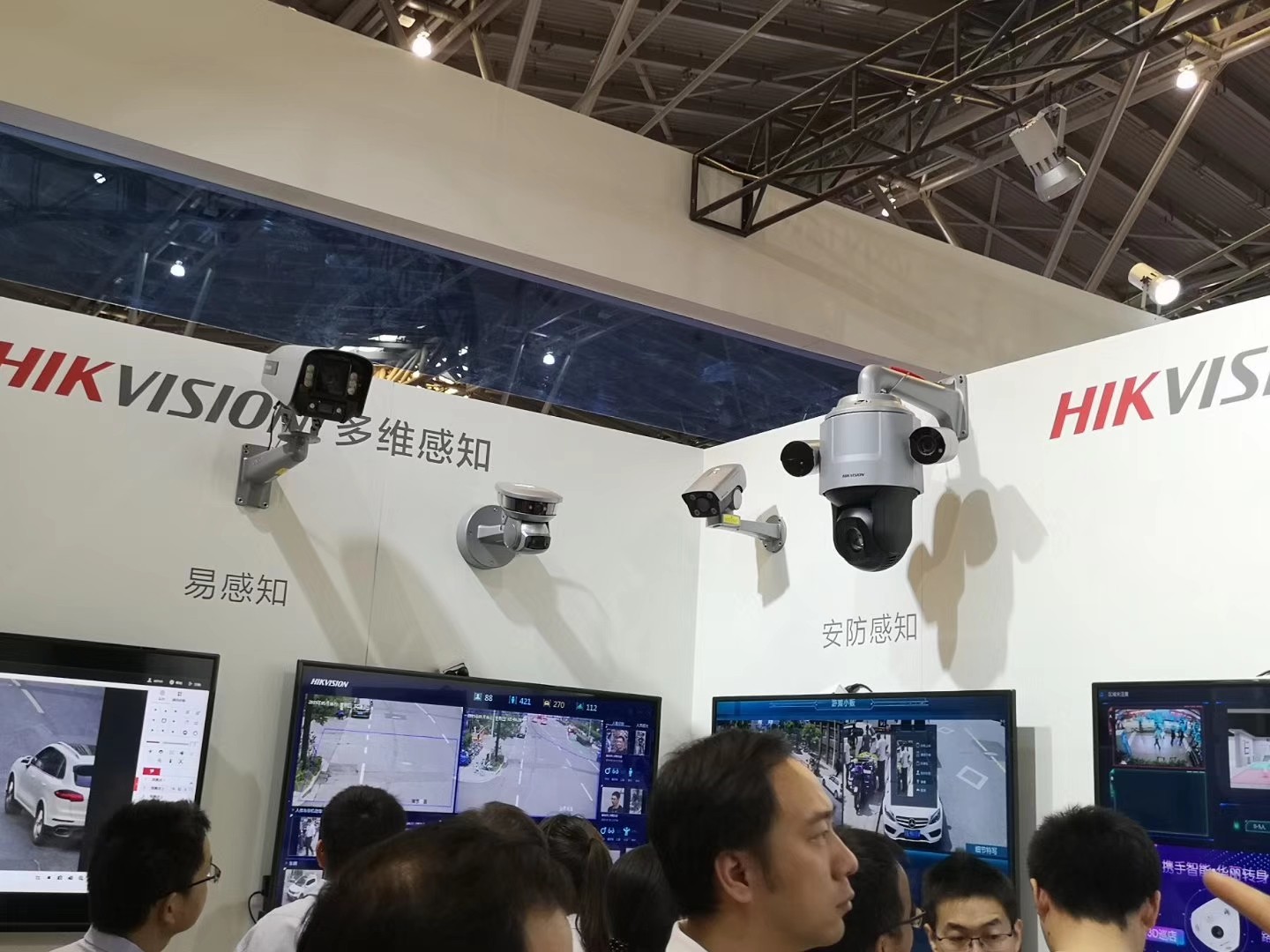 随着现代社会的发展，安防监控问题应该如何解决？