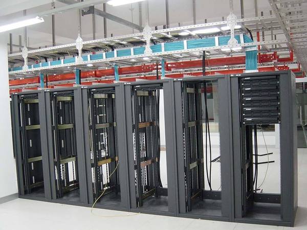 机房有两种主要建设局面，集中配线式及两级式的线缆管理