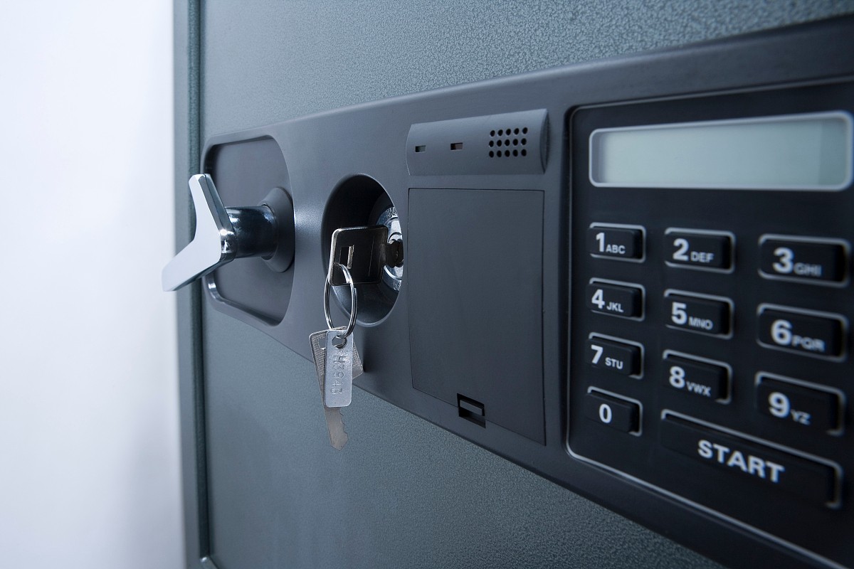 更换机柜UPS电池的实施方案及其注意事项