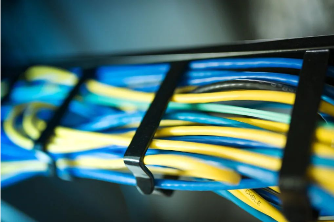 如何利用理线器进行线缆管理？