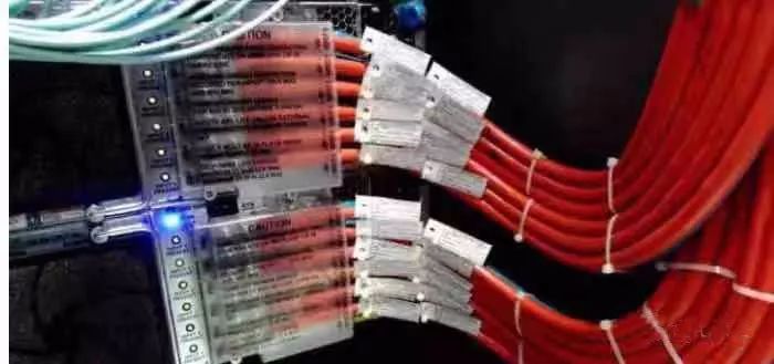 机柜杂乱无章怎么办？一文教你理出高大上的效果 (图2)