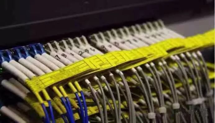 机柜杂乱无章怎么办？一文教你理出高大上的效果 (图3)