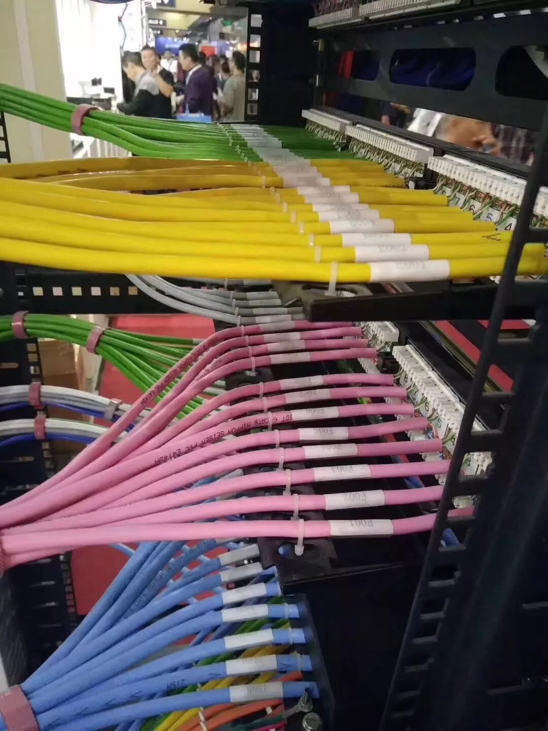 机柜杂乱无章怎么办？一文教你理出高大上的效果 (图10)