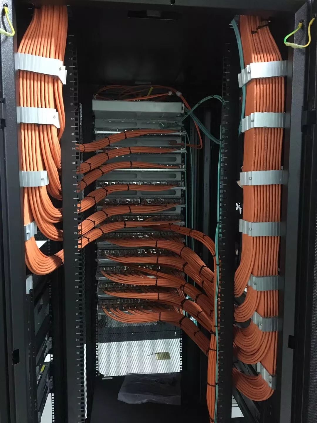 机柜杂乱无章怎么办？一文教你理出高大上的效果 (图12)