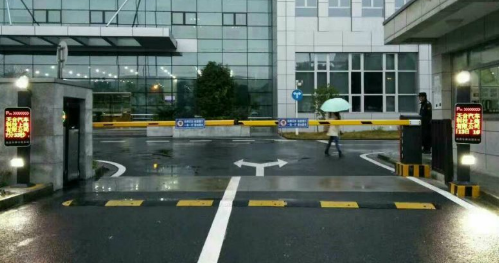 小区车牌识别系统存在的优势和注意事项有哪些？(图2)