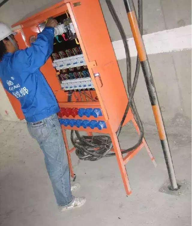 最全的施工现场临时用电,配电箱、电缆、照明、临电安全管理方案(图8) 最全的施工现场临时用电,配电箱、电缆、照明、临电安全管理方案(图8)