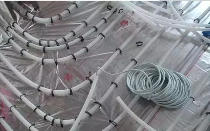 太聪明了,为什么越来越多师傅用这个而不用钢丝绳电线穿管?(图1) 图片