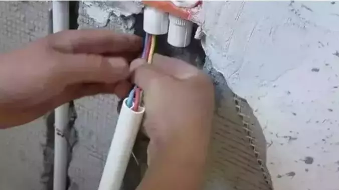 太聪明了,为什么越来越多师傅用这个而不用钢丝绳电线穿管?(图3) 图片