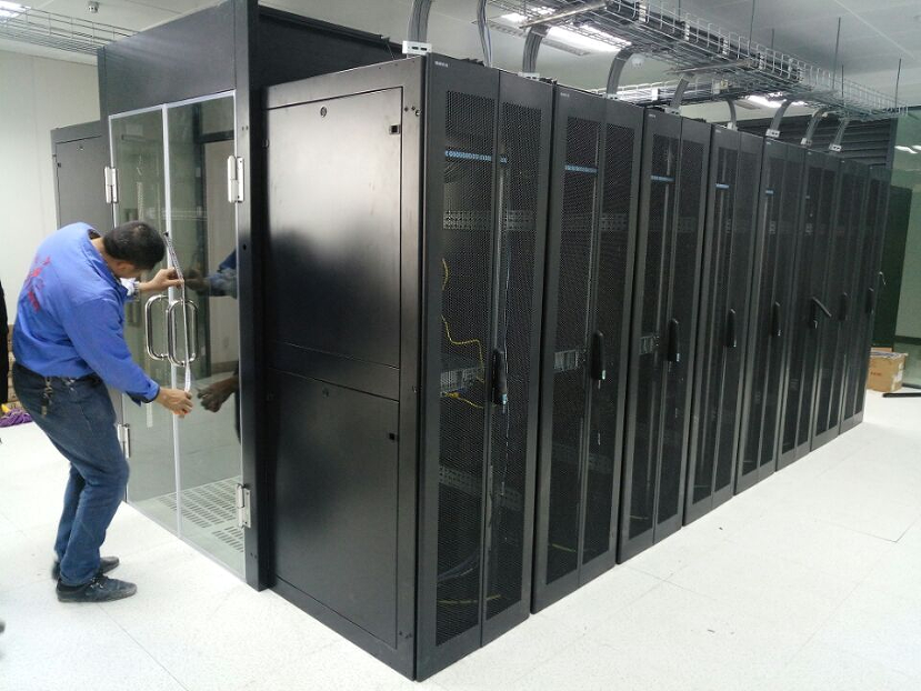 弱电人你一定要知道的什么是冷通道机柜？(图1)