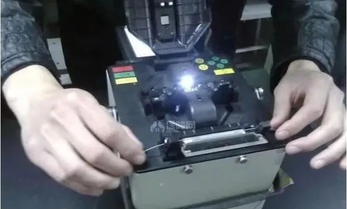 光纤熔接多少钱一芯?大神们都用那个牌子熔接机?(图1) 光纤熔接多少钱一芯?大神们都用那个牌子熔接机?(图1)