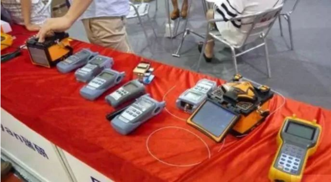 光纤熔接多少钱一芯?大神们都用那个牌子熔接机?(图2) 光纤熔接多少钱一芯?大神们都用那个牌子熔接机?(图2)